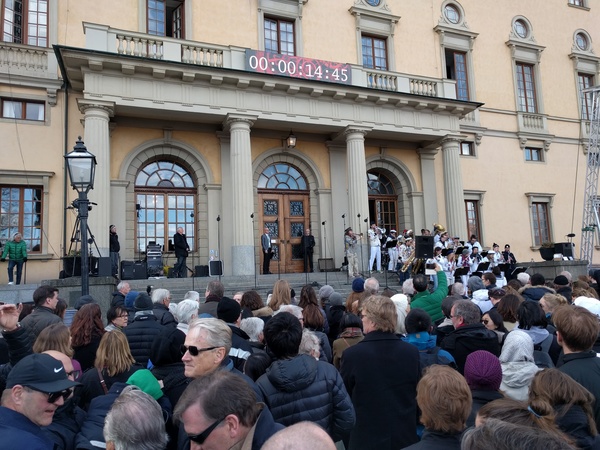 [Uppsala] Mycket folk (tiotusentals) har samlats vid Carolina för att utföra den traditionsenliga mösspåtagningen, för att sedan springa ned för backen.