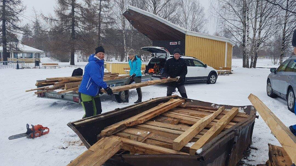 [Piteå] Piteå Sportdykarklubb bygger majbrasa inför det traditionsenliga kanalsimmet.