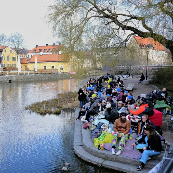 [Uppsala] God morgon! I Uppsala är det redan många som har börjat bänka sig längs med Fyrisån.