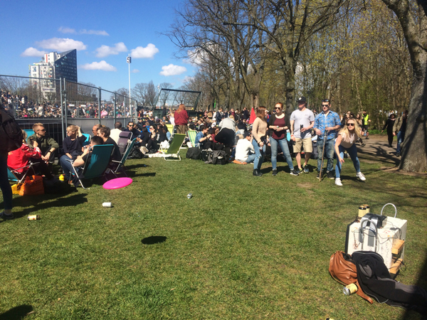 [Lund] Ett gäng logistikstudenter kör så kallad "beer frisbee" i ett hörn av parken.
- Det gäller att träffa ölburken högst upp på det andra lagets pinne. Gör vi det måste de dricka, berättar Felicia Hast.