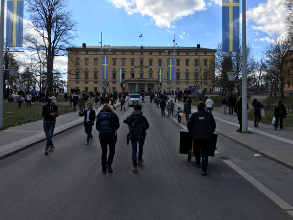 [Uppsala]
Vårt liveteam är på väg till Carolina, mindre än 50 minuter kvar till mösspåtagningen.