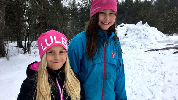 [Luleå] Alicia Klevsjö och  Filippa Lindholm ser fördelar med snövädret 
– Om majbrasan känns för varm kan man sitta på ett snöberg och svalka sig.