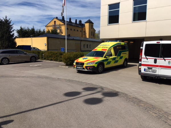 Här lämnar ambulansen tingsrätten.