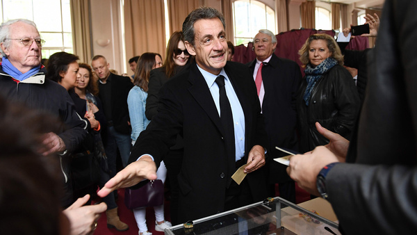Förre presidenten Nicolas Sarkozy röstar i Paris. Foto: TT