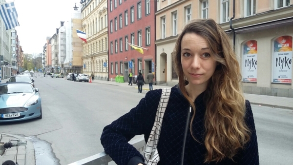 Alicia Donat är på väg in för att rösta på ambassaden i Stockholm.
- Jag röstar på Macron, det finns inget annat alternativ. Men egentligen är han inte min kandidat. Det saknas visioner och drömmar i den franska politiken.