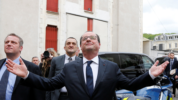 Frankrikes avgående president Francois Hollande befinner sig i staden Tulle där han besökt en vallokal. Foto: TT