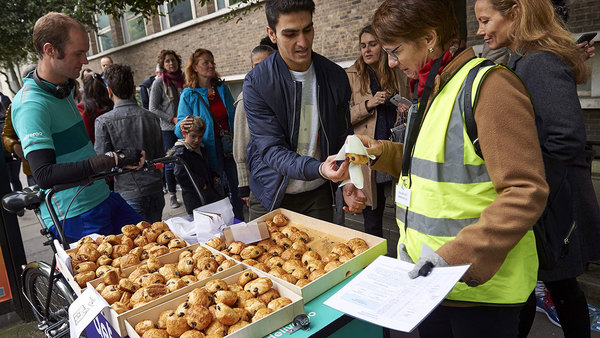 Tusentals fransmän som bor och arbetar i Storbritannien kan i dag rösta i elva olika städer runtom i landet.   

London brukar till och med kallas för Frankrikes sjätte största stad. Fransmän i staden har två olika ställen att välja på för att avlägga sin röst i dag. Ett av dessa är privatskolan Lycee Francais Charles de Gaulle. Utanför serverades pain au chocolat. Foto: TT