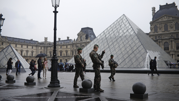 Soldater patrullerar området vid Louvren som fick evakueras tidigare i dag. Foto: TT