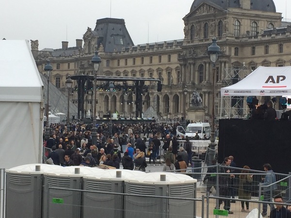 På scenen där borta, på Louvrens innergård, väntas en 39-åring i kväll hålla ett historiskt tal - oavsett valets utgång.