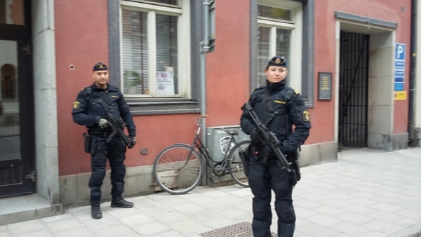 Tungt beväpnad polis utanför ambassaden i Stockholm.