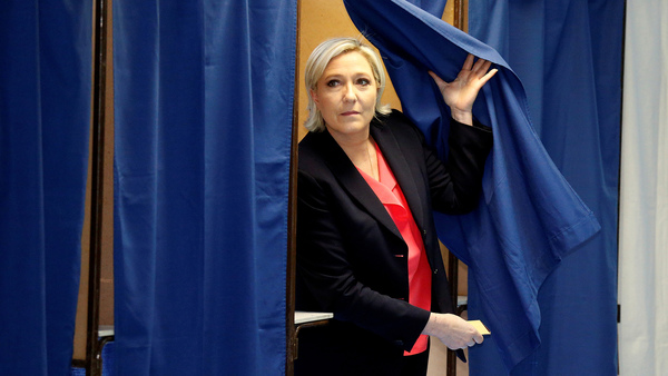 Strax därefter röstade Marine Le Pen i Hénin-Beaumont i norra Frankrike. Foto: TT