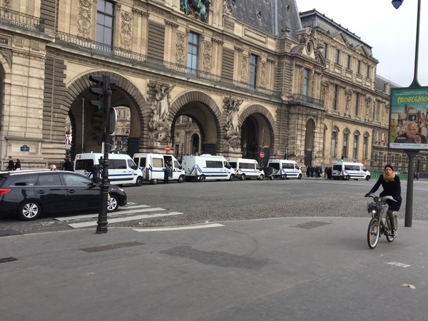 De flesta ingångar mot Louvren är bevakade av polis. De ur allmänheten som vill ta sig in måste ta omvägar genom den intilliggande trädgården.