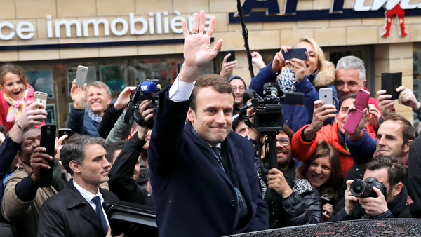 Emmanuel Macron lämnade hemmet i Touqet i norra delen av landet för att bege sig till vallokalen på förmiddagen. Foto: TT
