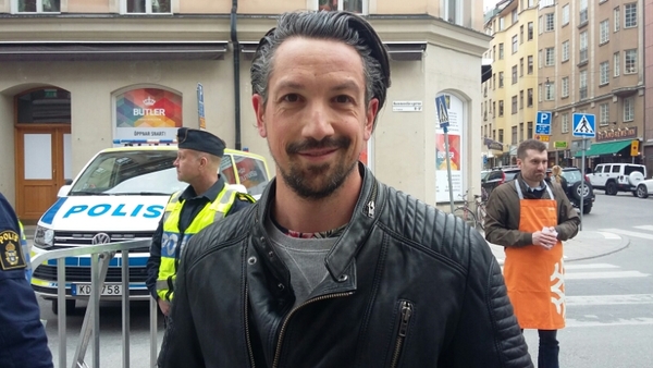 Arnaud Bucci är oroad över rapporter om lågt valdeltagande.
- Vem jag röstar på? Vem tror du? Macron! Le Pen, aldrig! Hon kan inte vinna, franska folket är för smarta för att rösta fram henne, säger Arnaud innan han skyndar in för att rösta på ambassaden i Stockholm.