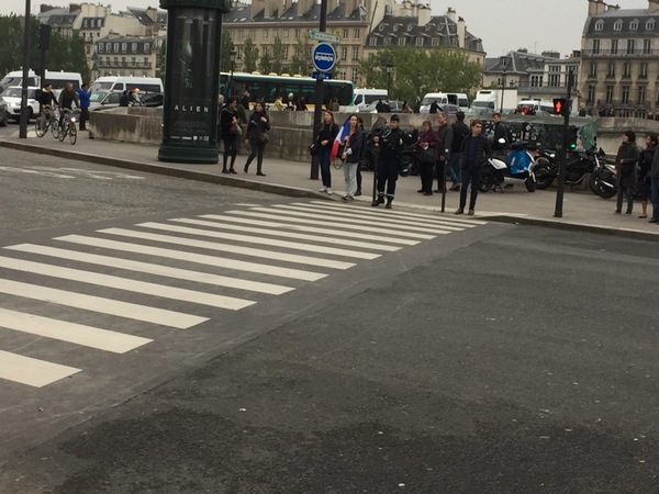 Polis dirigerar nu manuellt trafiken precis kring Louvren.