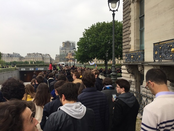 Lång kö nu genom säkerhetskontroll in till Macron anhängares vaka vid Louvren.