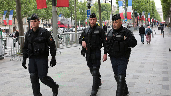 Stort säkerhetspådrag runtom i Frankrike i dag. Foto: TT/AP/Burhan Ozbilici