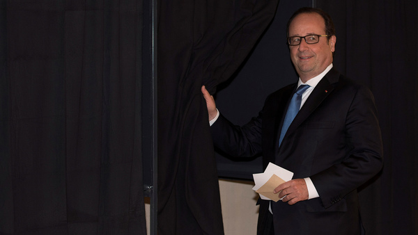 Francois Hollande röstade i Tulle i centrala Frankrike vid 10-tiden på förmiddagen. Den nuvarande presidenten, som själv inte kandiderar, har uppmanat väljarna att rösta på Macron. Foto: TT