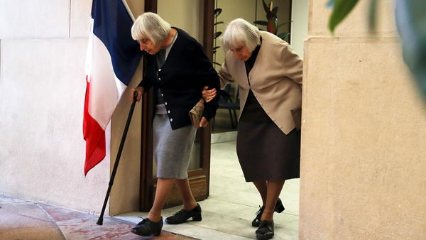 Ett par tvillingsystrar röstar i Nice. Foto: TT