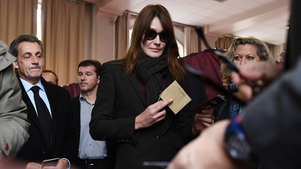 Sarkozys hustru Carla Bruni röstade tillsammans med sin make. Foto: TT