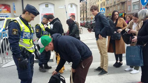 Bara de med franskt pass släpps in på ambassaden i Stockholm för att rösta. Detta efter genomsökning av alla väskor.