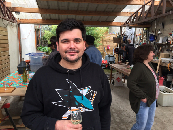 Kevin har samlats, liksom många andra vid kvarteret, på en gård nära vallokalen för att ta ett glas och diskutera valet innan man går och röstar.
- Men för mig är det enkelt val. Det blir Macron, men det är främst en röst mot Le Pen, säger han.