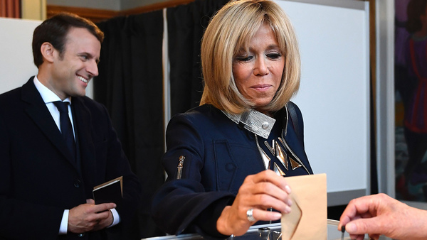Macrons hustru Brigitte Macron röstade också i Touquet. Foto: TT