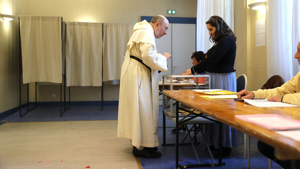 Omröstningen pågår för fullt. Här röstar en präst i Nice. Foto: TT