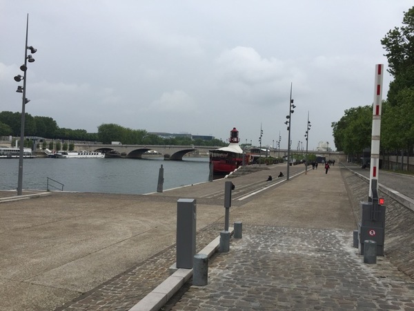 Paret, som inte vill vara med på en porträttbild, är några av få som är ute och promenerar här längs Seine i sydöstra Paris. Det är en mulen dag, som kombinerat med valet och traditionen att vila på söndagar här gör att många kvarter är relativt lugna.
