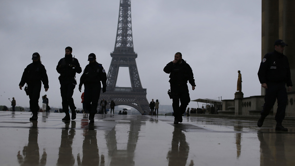 50.000 poliser är inkallade på valdagen. Här poliser framför Eiffeltornet i Paris. Foto: TT