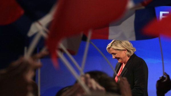 Marine Le Pen lämnar scenen efter att ha erkänt sig besegrad av Emmanuel Macron.