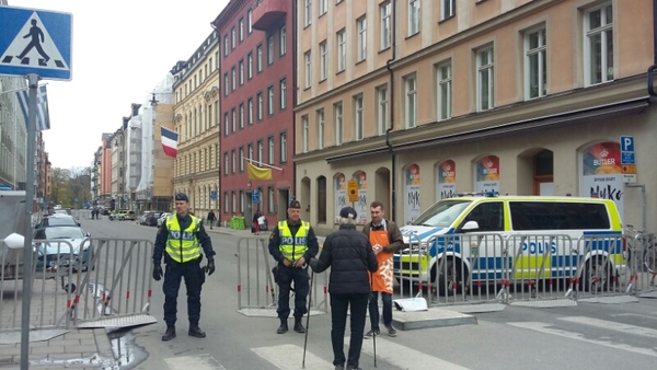 Gatan utanför franska ambassaden i Stockholm är avspärrad i dag.