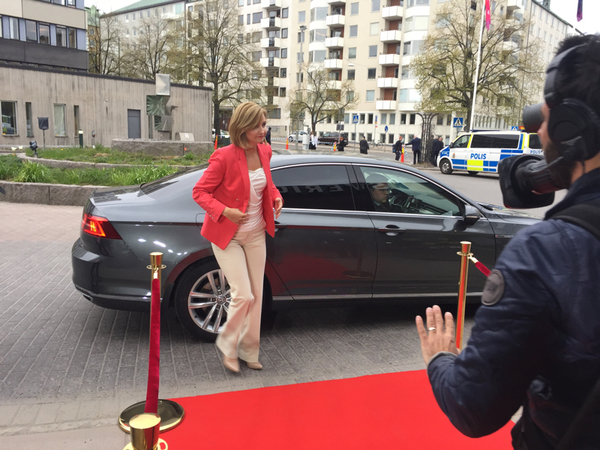 Ebba Busch Thor ankommer till Svt:s partiledardebatt.