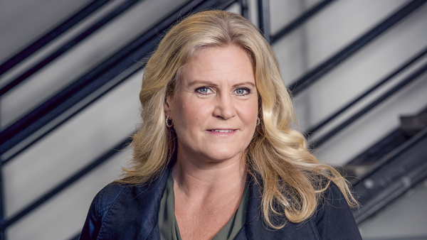 – Det är roligt att tittarna på det här sättet får vara med och välja ämnen för partiledardebatten genom en opinionsundersökning, säger programledaren Camilla Kvartoft inför debatten.