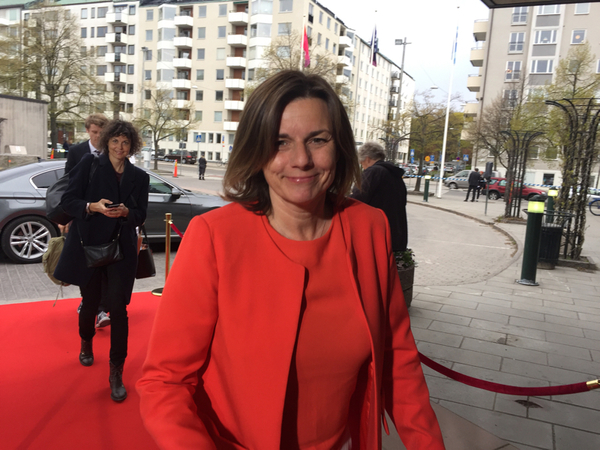 Miljöpartiets Isabella Lövin anländer.