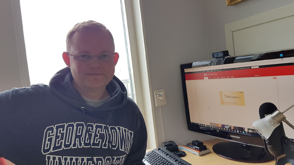 Statsvetaren Henrik Ekengren Oscarsson finns med oss från Göteborg. Han svarar också på frågor och bidrar med fakta.