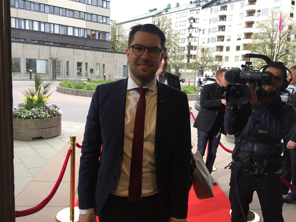 Sverigedemokraternas Jimmie Åkesson på väg in till partiledardebatten.