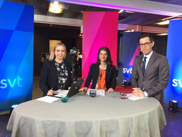 Nu kör livesändningen igång! Programledare Martina Nord med statsvetare Jenny Madestam och politiska kommentatorn Love Benigh är redo.