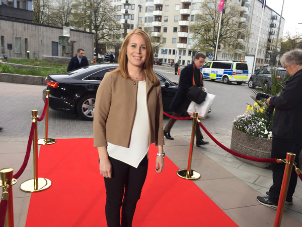 Centerledaren Annie Lööf på röda mattan.