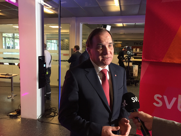 Statsministern intervjuas av SVTs reporter.