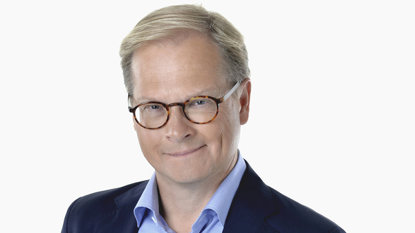 – Det är upplagt för en spännande debatt, dels för att vi befinner oss i ett läge där det svenska samhället står inför svåra utmaningar, och dessutom så är flera av de politiska partierna i ett krisartat tillstånd. Det gör att partiledarna är pressade att prestera i den här debatten, säger programledaren Mats Knutson.