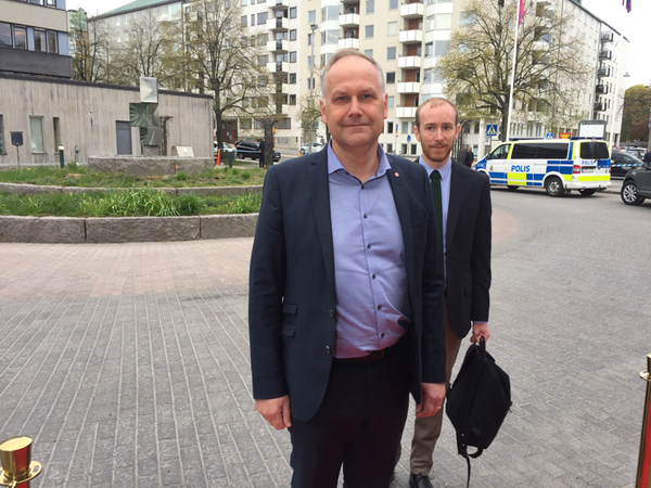 Vänsterpartiets Jonas Sjöstedt kommer sin vana trogen till fots till TV-huset.