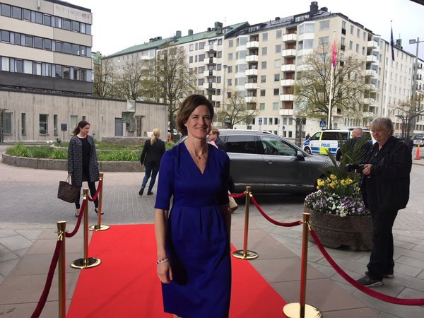 Moderaternas Anna Kinberg Batra på väg in på röda mattan.