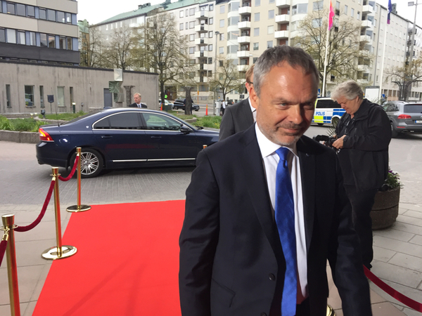 Björklund på väg in i TV-huset.