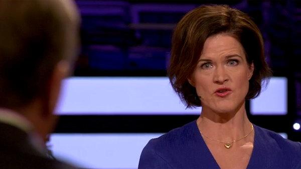 - Du pratar om fler poliser, men de kommer ju inte förrän du avgår, sade Anna Kinberg Batra (M) till Stefan Löfven (S).