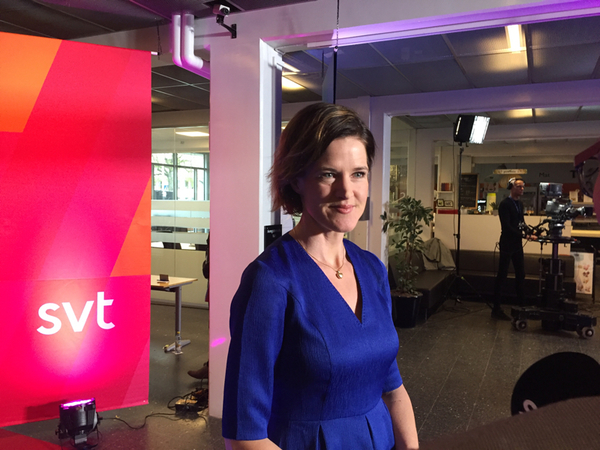 Kinberg Batra intervjuas av SVTs reporter.