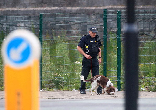 En stor insats pågår just nu från polisen i området runt arenan. Helikoptrar cirkulerar i luften och på marken söker polisen med bland annat hundar.