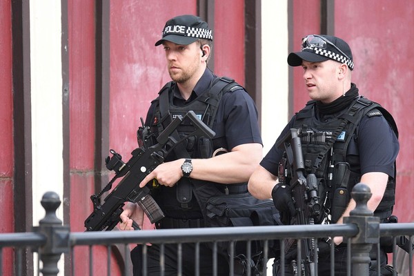 Tungt beväpnad polis bevakar området kring Manchester Arena under förmiddagen.