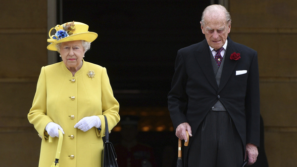 Drottning Elizabeth och prins Philip höll en tyst minut i Buckingham Palace trädgård, för att hedra offren. Foto: TT