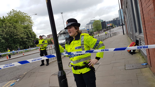 Polis vid avspärrningarna utanför arenan. Foto: Iman Tahbaz